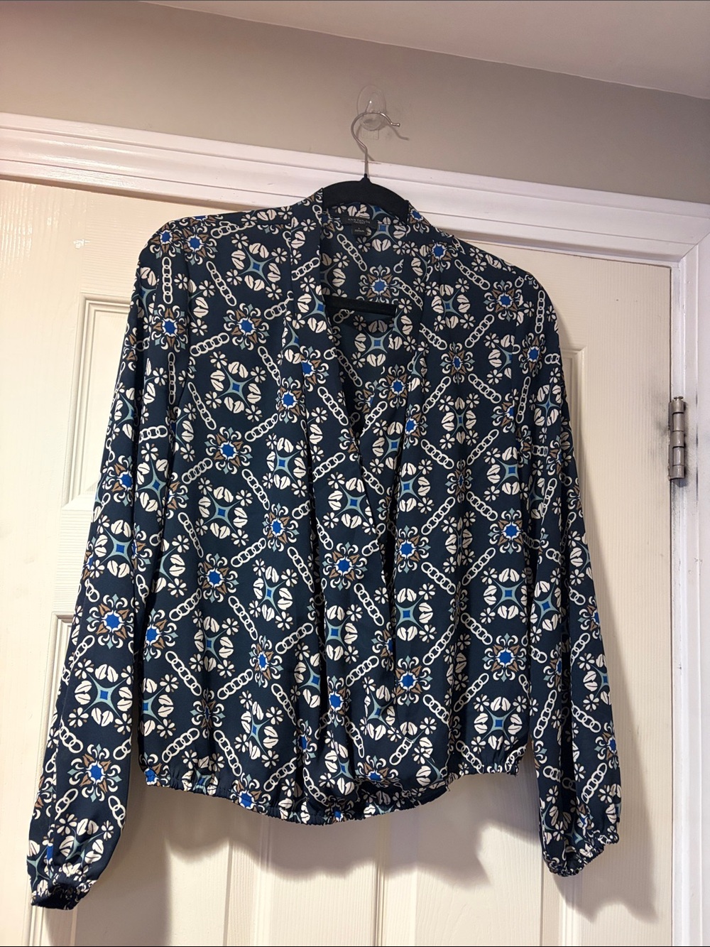 Ann Taylor Factory Geometric Floral Blouse in Navy S